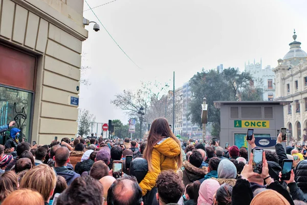 Valencie Španělsko Března2022 Lidé Čekají Pyrotechnický Festival Ulici Během Oslav — Stock fotografie