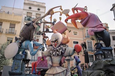 Valencia, İspanya - 18 Mart 2022: Valencia, İspanya - 12 Mart 2022: Fiesta de las Fallas, boyalı karton anıtlar sokaklara konur ve 19 Mart gecesi yakılır..