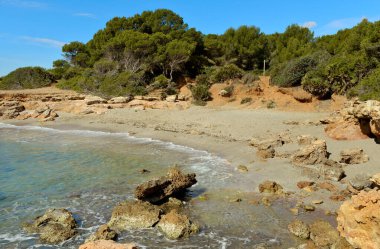 Benicassim sahilinde küçük bir koy. İspanya