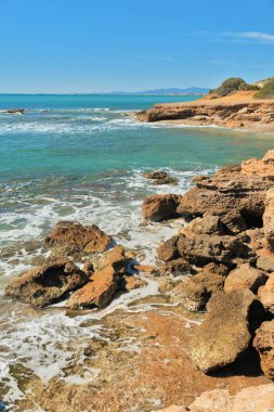 Benicassim sahilinde kayalar ve dalgalar. İspanya