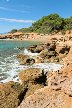 Akdeniz kıyısındaki kayalar, Benicassim, Castellon. İspanya
