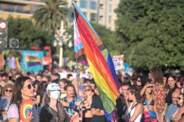 Valencia, Espaa. 25 Haziran 2022: Gay ve Lezbiyen Onur Festivali sırasındaki LGBT cemaati üyeleri ve katılımcıları