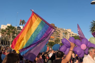Valencia, Espaa. 25 Haziran 2022: Gay ve Lezbiyen Onur Festivali sırasındaki LGBT cemaati üyeleri ve katılımcıları