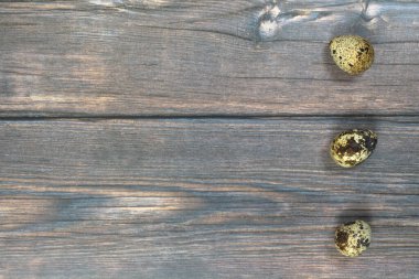 Paskalya geçmişi. Sağda üç bıldırcın yumurtası var..