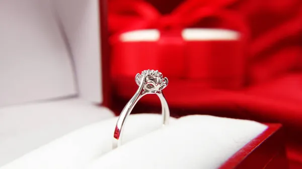 발렌틴 보석이야 배경에 다이아몬드로 아름다운 반지를 닫으세요 네모를 놓는다 약혼반지 — 스톡 사진