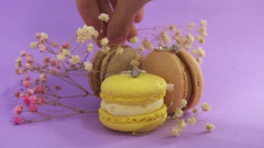 Çingene ve altın yüzüklü makarun. Bir kadın eli, konu düğün çekimi için bir kompozisyon hazırlar. Sevgililer günü için pankart, düğün, yıldönümü, nişan, kuyumcu. Bej rengi Fransızca