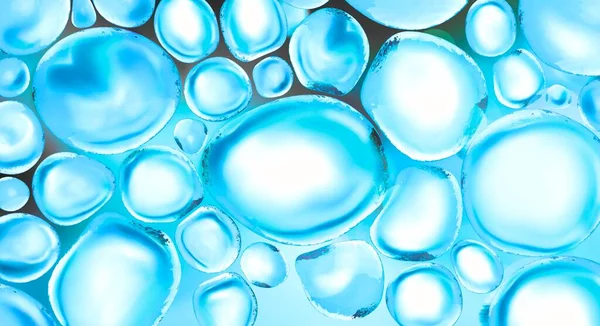 Gotas de perlas de suero para la cara similares a las perlas. Un hermoso producto cosmético.3d representación de gotas de aceite y agua, brillos, purpurina. Diseño cosmético de color azul en colores azules. — Foto de Stock