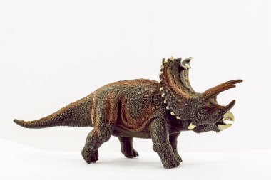 beyaz üzerine izole edilmiş oyuncak dinozor