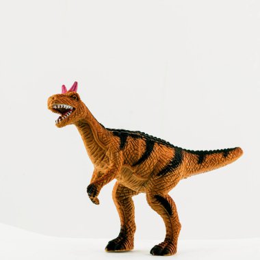 Küçük plastik bir dinozora izole edilmiş.
