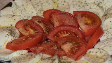 Domates ve mozzarelanın yakın çekim görüntüsü, caprese plakası