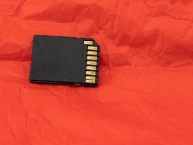 SD kartı, kırmızı arkaplanda depolama aygıtı