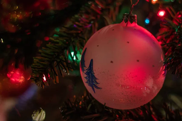 ツリー上のクリスマスの装飾 色のついたボールとライト — ストック写真