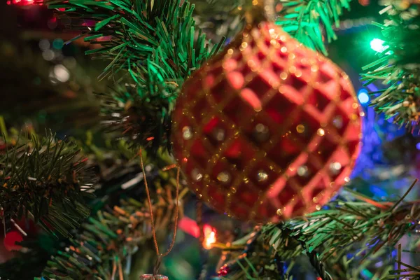 クリスマスのお祝いツリーボールライト — ストック写真