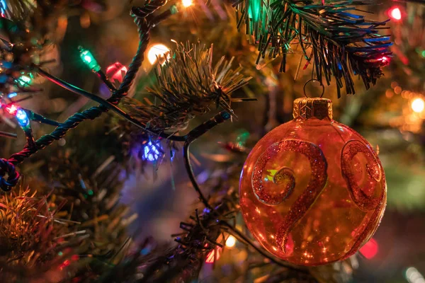 クリスマスのお祝いツリーボールライト — ストック写真