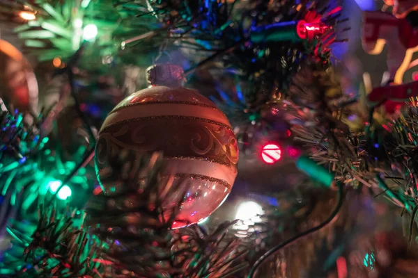 ツリー上のクリスマスの装飾 色のついたボールとライト — ストック写真