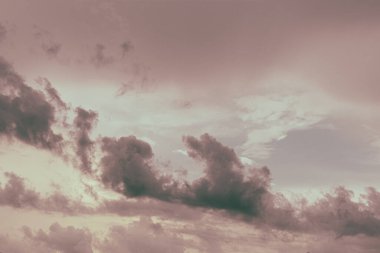 Gökyüzündeki kırmızı bulutlar