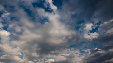 Mavi gökyüzünde beyaz bulutlar