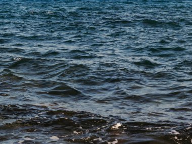 Su yüzeyi dokusu. Derin deniz dalgaları