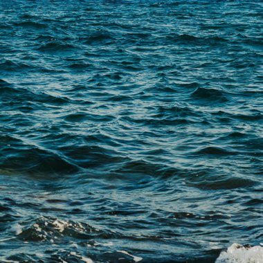 Su yüzeyi dokusu. Derin deniz dalgaları