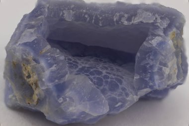Beyaz arka planda mavi kalsedoninin mineral örneği