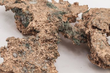 Beyaz arkaplanda bakır minerali
