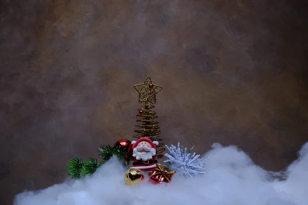 Zucchero Babbo Natale Nella Neve Con Piccolo Albero Oro Decorazioni — Foto Stock