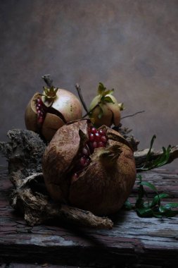 Kabuğa yaslanmış olgun narlar.