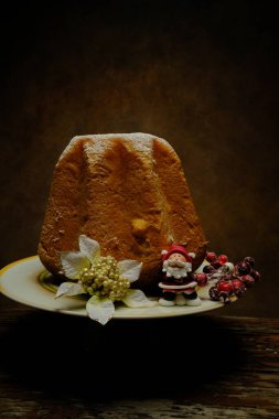 Pandoro, Noel Baba, beyaz noktalar ve böğürtlenlerle arka planda.