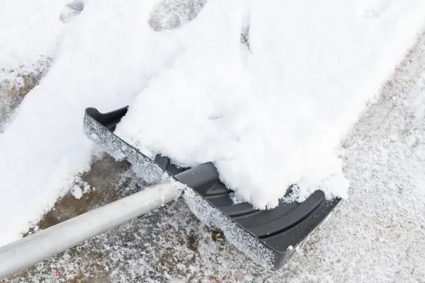 Очистка Снега Большой Лопатой Зимой — стоковое фото
