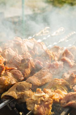 Şiş kebap ızgaradaki şişte domuz parçalarından yapılır.