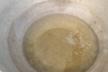 Kömürde pişirmeden önce, bir kazanda yağ kaynatın.