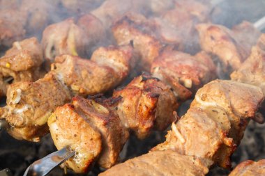 Şiş kebap ızgaradaki şişte domuz parçalarından yapılır.