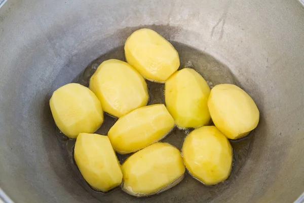 Gouden Aardappelen Worden Gebakken Kokende Olie Een Ketel — Stockfoto