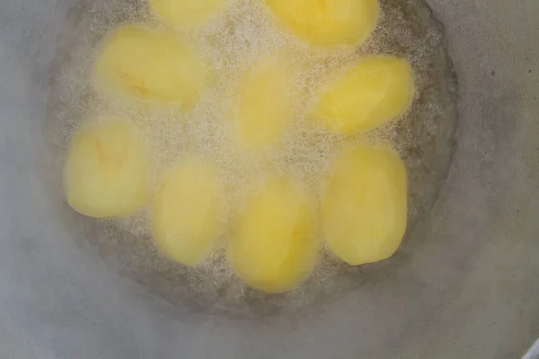 Χρυσές Πατάτες Τηγανίζονται Βραστό Λάδι Καζάνι — Φωτογραφία Αρχείου