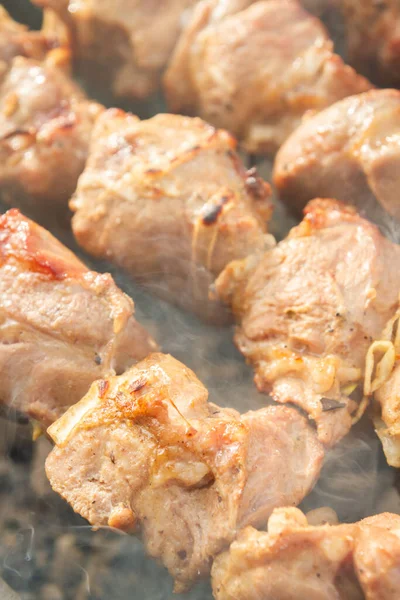 Shish Kebab Gemaakt Van Stukjes Varkensvlees Wordt Gekookt Spiesjes Grill — Stockfoto