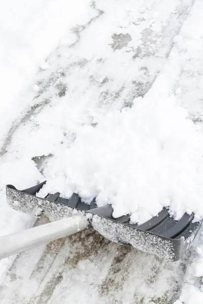 Kışın Büyük Bir Kürekle Kar Temizleme — Stok fotoğraf