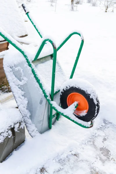 Carriola Giardino Metallo Nella Neve Inverno — Foto Stock