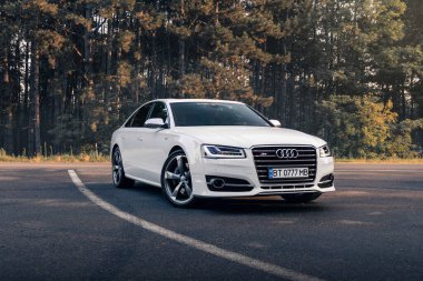 Orman yolunda beyaz Audi S8 D4. Kherson, Ukrayna - Ağustos 2021.