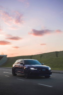 Kyiv, Ukrayna - Eylül 2019. Audi RS6 C7 güzel bir günbatımının arka planına karşı.