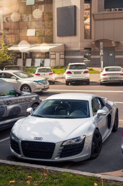 Kyiv, Ukrayna - Temmuz 2019. Arka planda Audi R8 V10 ve Bentley Continental GT.