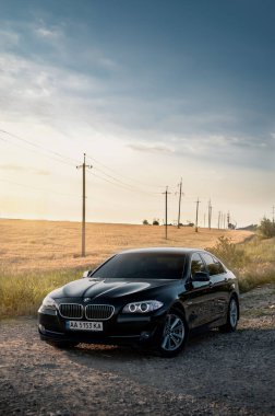 Kherson, Ukrayna - Haziran 2019. BMW 5 serisi F10 sahada siyah renkli. 