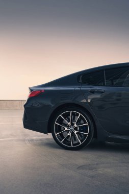 Boş park yerinde yepyeni bir BMW M850i Gran Coupe. Odessa, Ukrayna - Ağustos 2021.