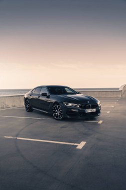 Boş park yerinde yepyeni bir BMW M850i Gran Coupe. Odessa, Ukrayna - Ağustos 2021.