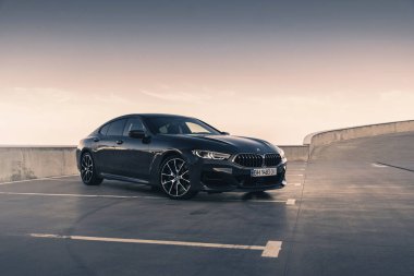 Boş park yerinde yepyeni bir BMW M850i Gran Coupe. Odessa, Ukrayna - Ağustos 2021.