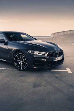 Boş park yerinde yepyeni bir BMW M850i Gran Coupe. Odessa, Ukrayna - Ağustos 2021.