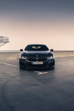 Boş park yerinde yepyeni bir BMW M850i Gran Coupe. Odessa, Ukrayna - Ağustos 2021.