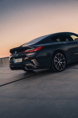 Boş park yerinde yepyeni bir BMW M850i Gran Coupe. Odessa, Ukrayna - Ağustos 2021.