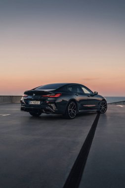 Boş park yerinde yepyeni bir BMW M850i Gran Coupe. Odessa, Ukrayna - Ağustos 2021.