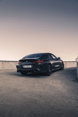 Boş park yerinde yepyeni bir BMW M850i Gran Coupe. Odessa, Ukrayna - Ağustos 2021.