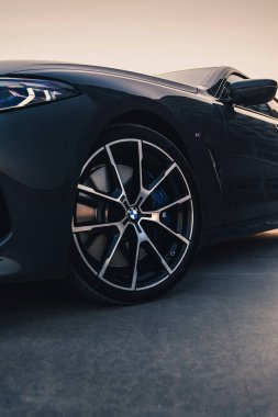 Yepyeni BMW M850i Gran Coupe jantları. Odessa, Ukrayna - Ağustos 2021.